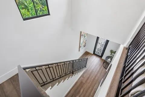 Stair landing with continuous metal guardrail